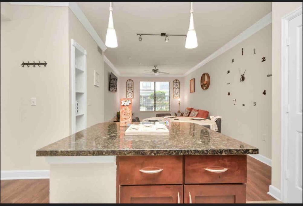 Luxury 1Bedroom/Pool View/ Galleria W/Study Desk Хьюстон Экстерьер фото